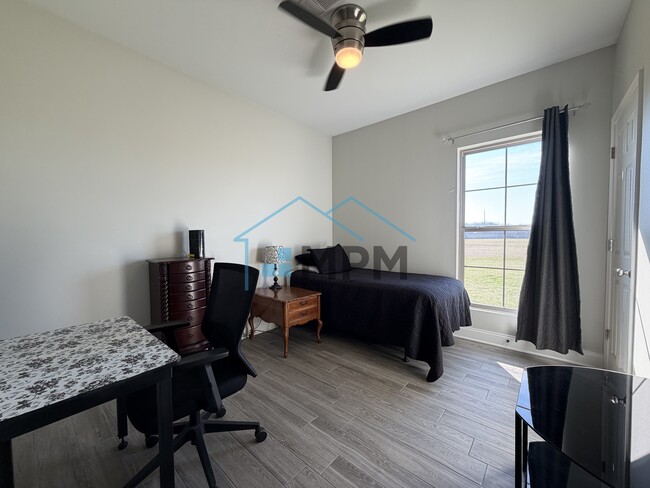 Building Photo - 492 Cliff Bullock Dr