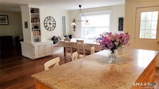 Building Photo - 12 Flower Ave