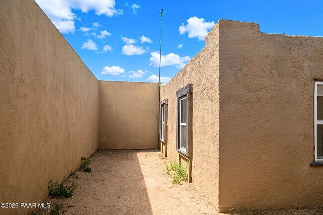 Foto del edificio - 2137 N Bell Ave