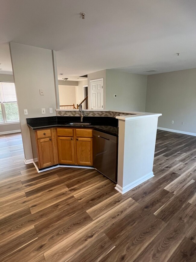 Foto del edificio - RENOVATED END UNIT CONDO/TH