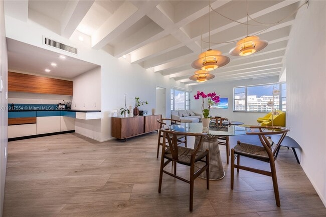 Foto del edificio - 5255 Collins Ave