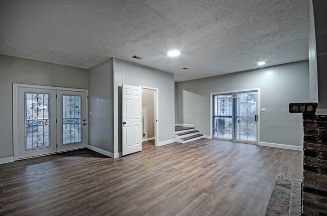 Building Photo - 4240 Azalea Dr