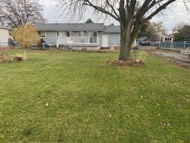 Building Photo - 4 bedroom, 3 bath home on large lot w/ RV ...