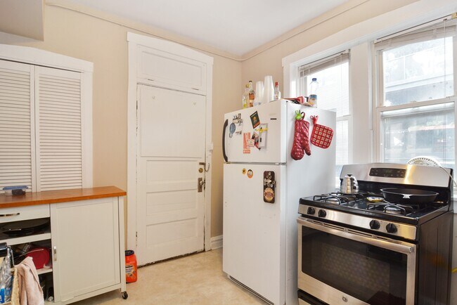 Building Photo - 1214 N Wolcott Ave