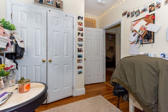 Foto del edificio - No Brokers Fee. Central BU Location, Steps from School, Heat Hot Water Included, Laundry on a Sit...