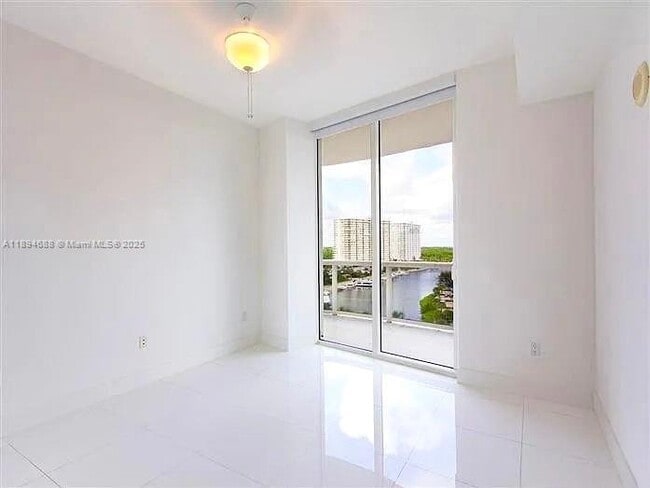 Foto del edificio - 15901 Collins Ave