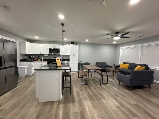 Foto del edificio - Room in Single Family Home on Denham St