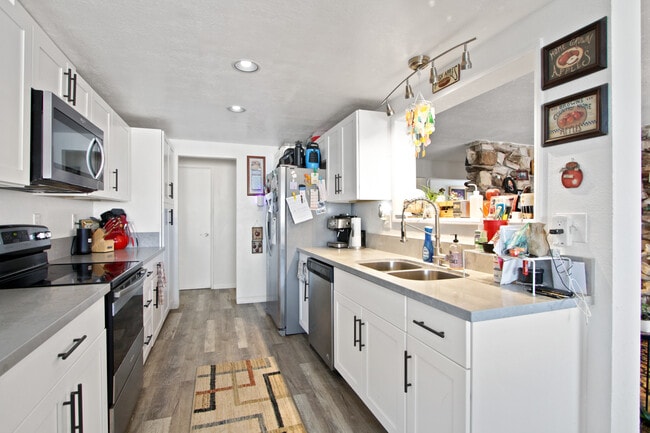 Foto del edificio - 1545 E 21st St