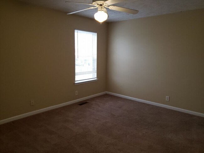 Building Photo - 2 Bedroom Townhome