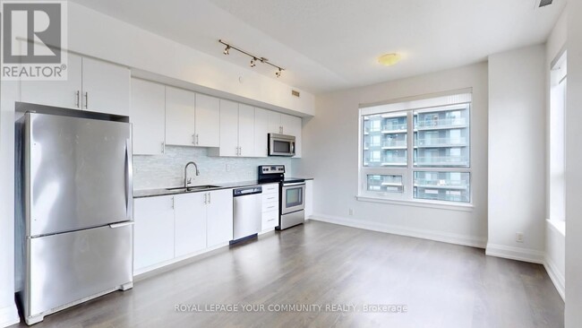 Photo du bâtiment - 7900-7900 Bathurst St