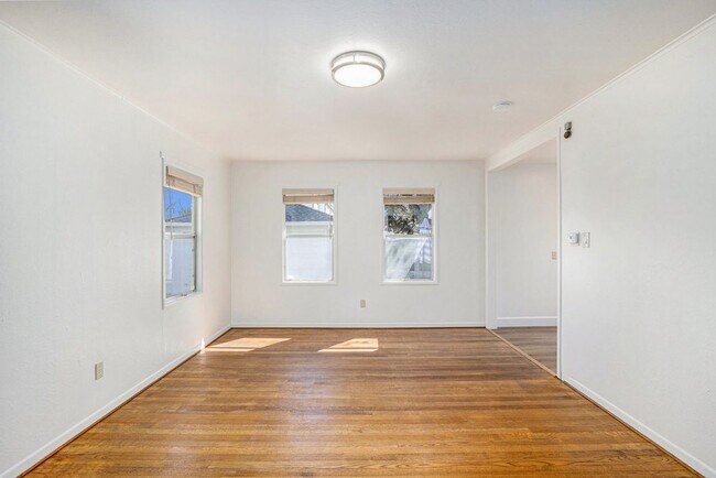Foto del edificio - 1542 Bay St. - 2 bedroom | 1 bath | Large backyard