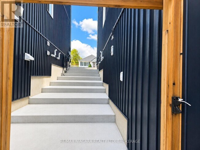 Building Photo - 79 Hillview Rd