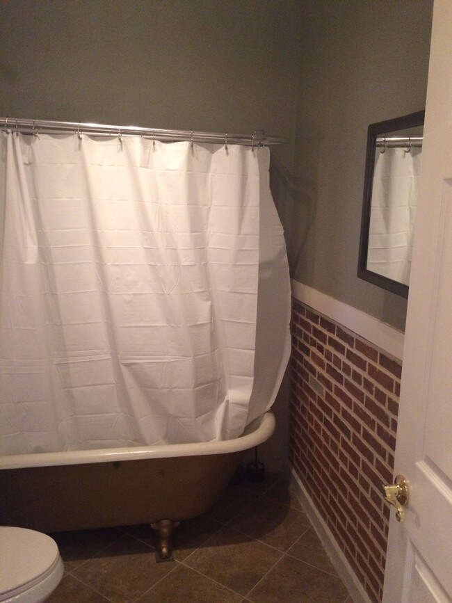 Baño - 1340 S Hanover St