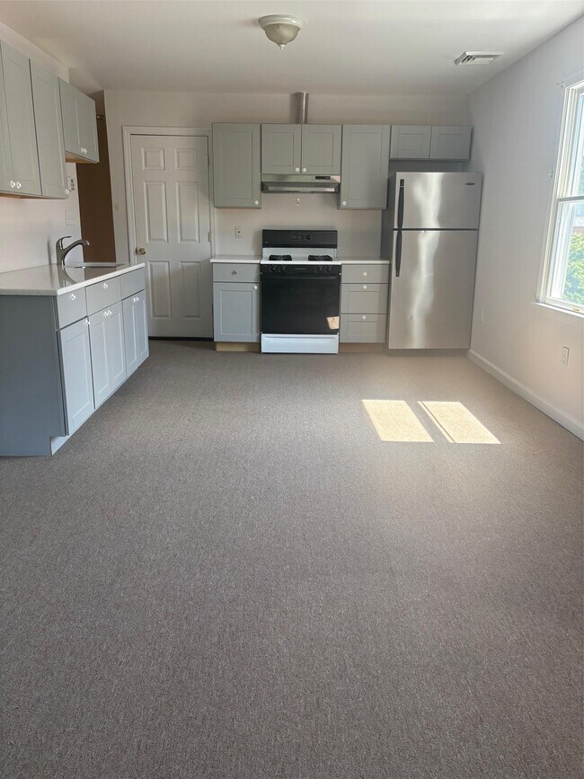 Foto del edificio - 679 Montauk Hwy