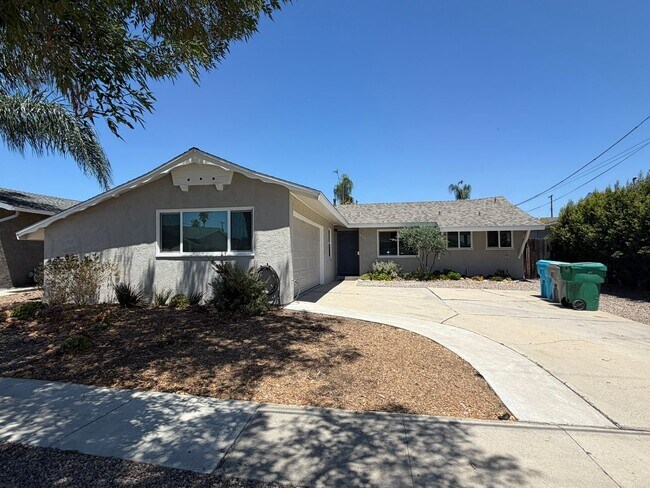 Foto del edificio - Charming 3 Bedroom Home with Beautiful Backyard in San Carlos