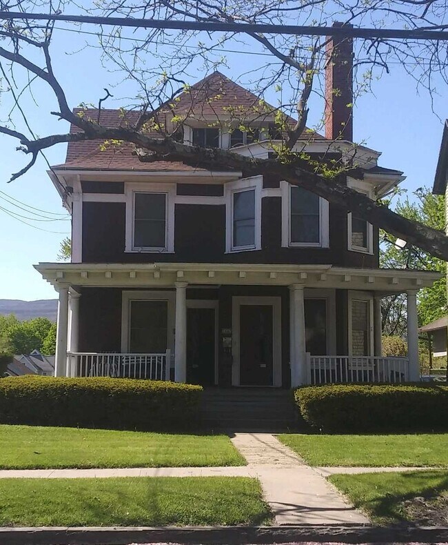 Building Photo - 1645 Sanderson Ave