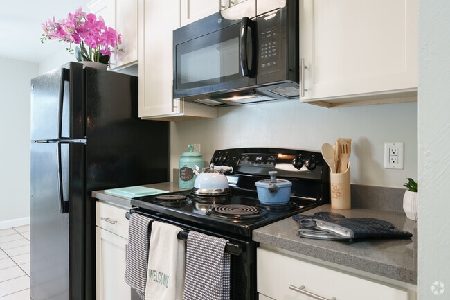 1 habitación, 1 baño - 735 pies cuadrados - Cocina - Redwood Plaza Apartments