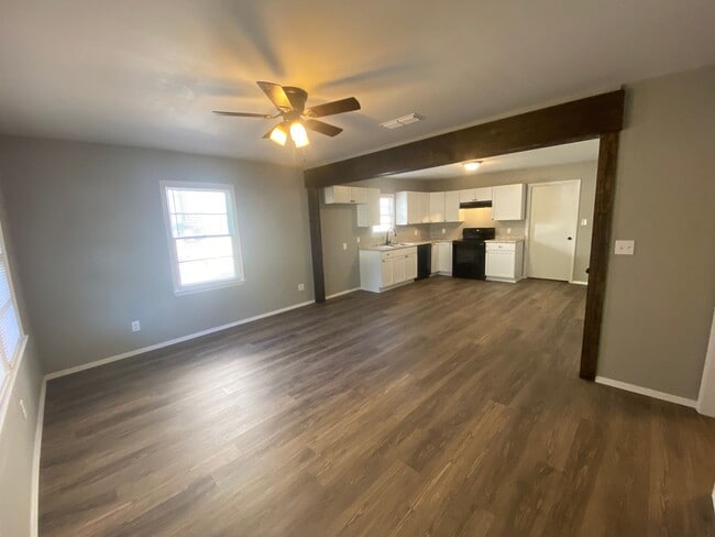 Foto del edificio - For Sale with Owner Financing!