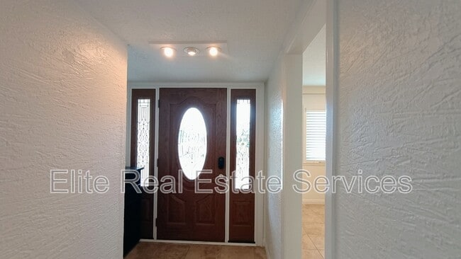 Building Photo - 255 Camino Del Cerro Grande