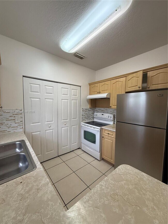 Foto del edificio - 761 NW 24th Ct
