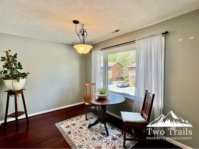 Foto del edificio - CHARMING UPSTAIRS CONDO IN HENDERSONVILLE