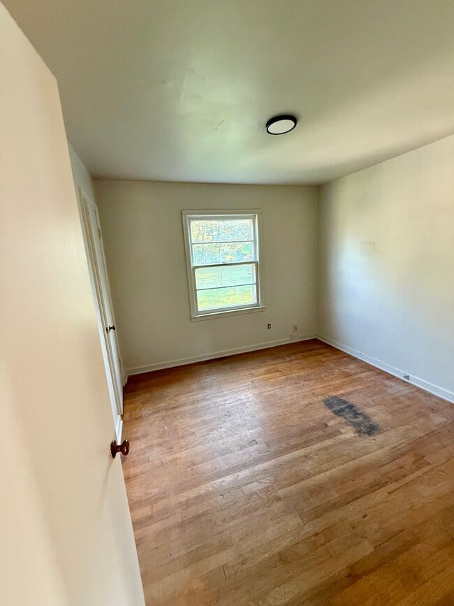Building Photo - 3bed 1 bath $1,100 a month