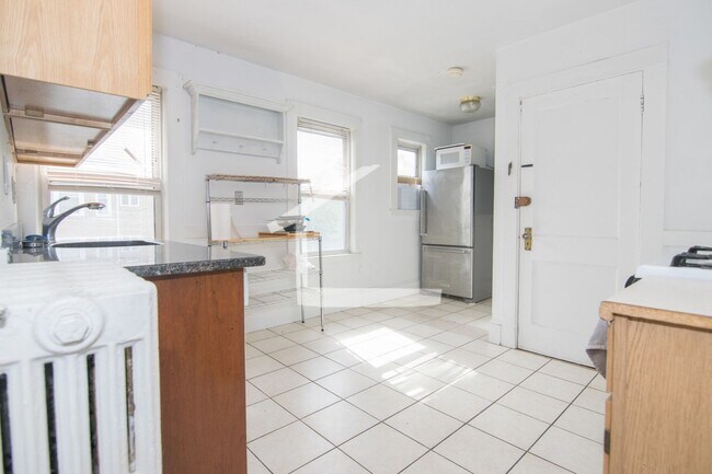 Foto del edificio - Stunning 3 Bed Right In Brighton Center! A...