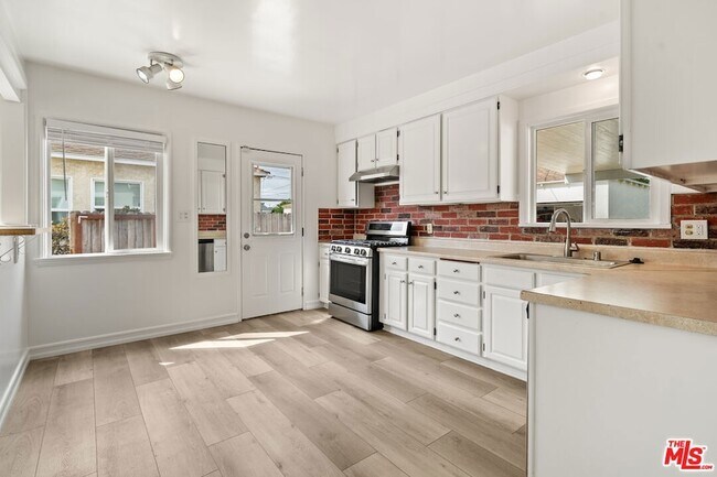 Foto del edificio - 7869 Croydon Ave