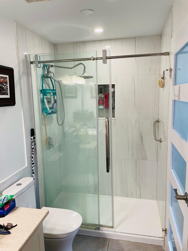 Building Photo - 134 Royalton Pvt