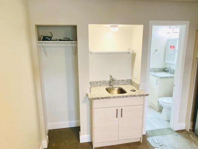 Foto del edificio - STUDIO AVAILABLE IN THE HEART OF DOWNTOWN LA JOLLA! ONLY $1,700/mo!