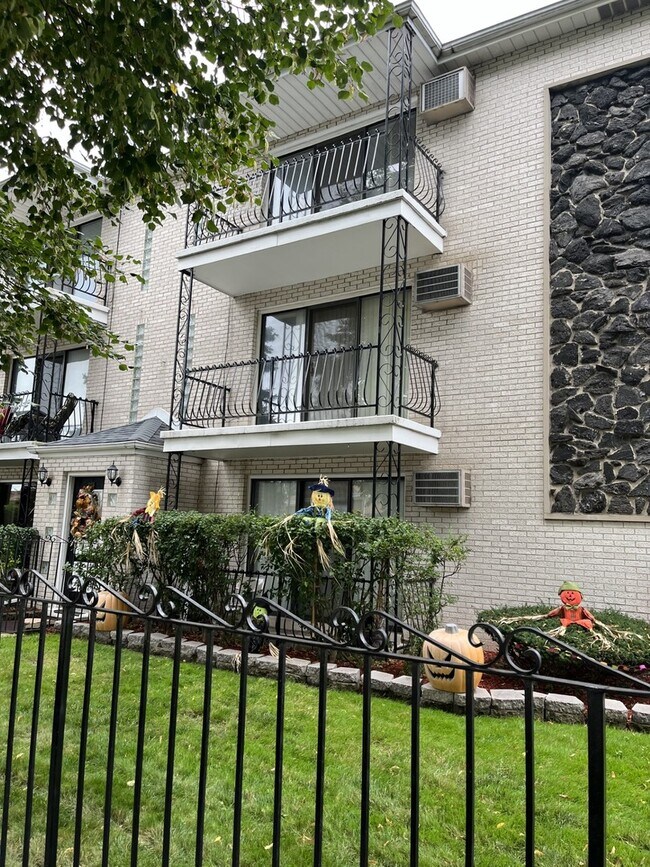 Building Photo - 1601 Downs Dr