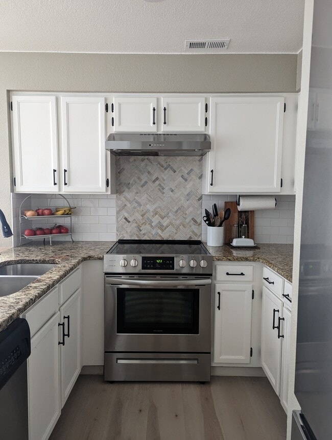 New electric range with a total of five burners, including one for quick heating. - 842 S Vance St