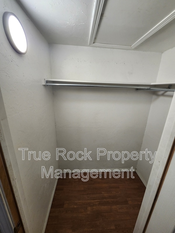 Building Photo - 320 W 8th St