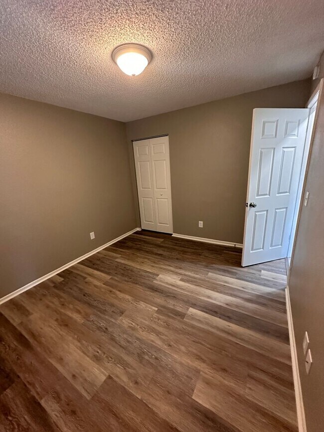 Building Photo - 909 66th Ave W