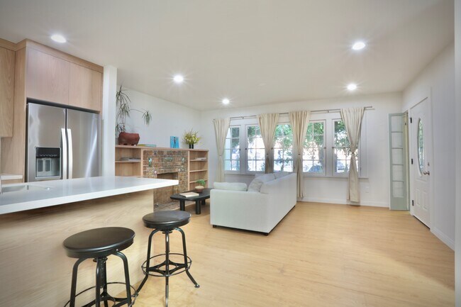 Foto del edificio - 859 N Mansfield Ave