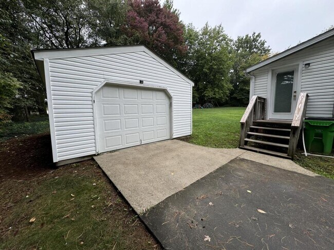 Building Photo - 1137 N Crown Hill Rd