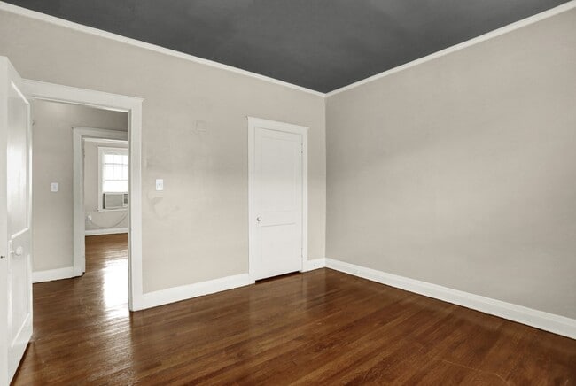 Building Photo - Spacious 2 Bedroom Apartment!