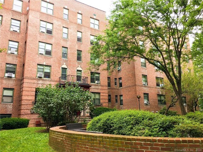 Building Photo - 126 Hoyt St