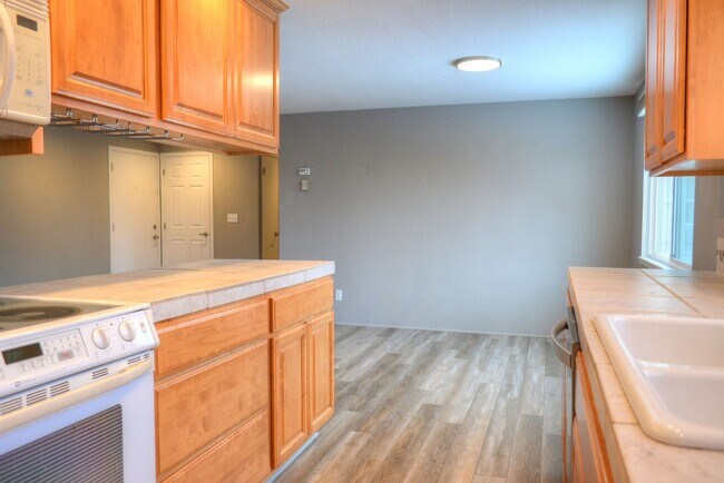 Building Photo - Beautiful Upper South Hill Condo
