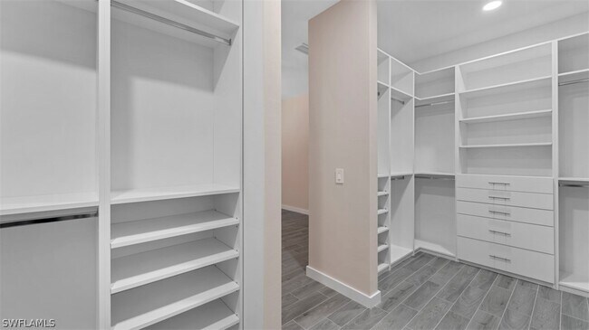 Building Photo - 16091 Lakeview Dr