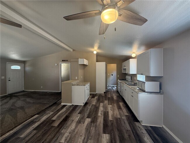 Foto del edificio - 2150 E Snavely Ave