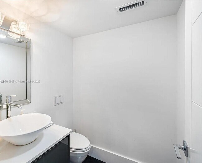 Foto del edificio - North Bayshore Drive, Miami, FL 33132 - 3 BR 2.5 BA condo