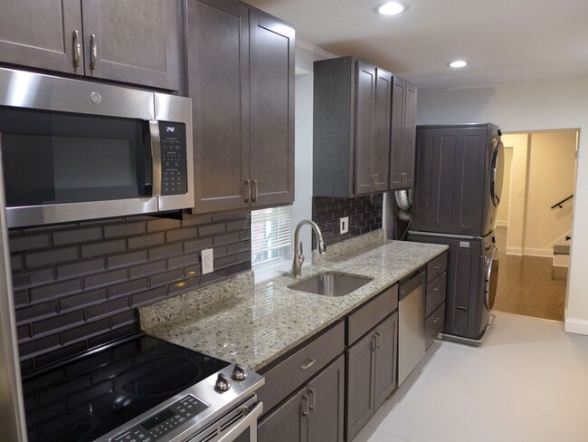 Building Photo - 1709 Bank St