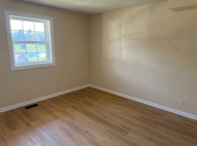 Foto del edificio - 353 S Whispering Hills Dr