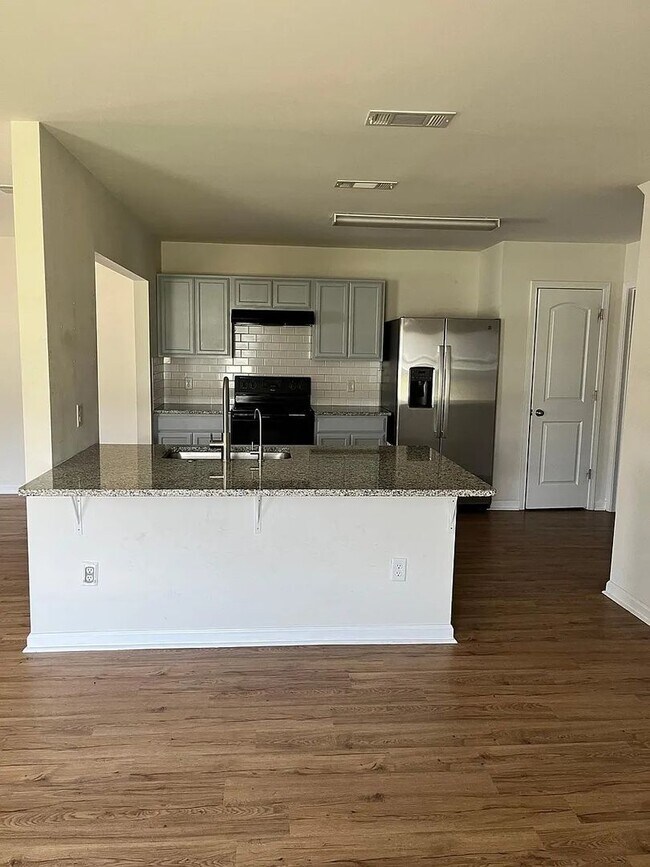 Foto del edificio - 3 bedroom, 2.5 bathroom home located in th...