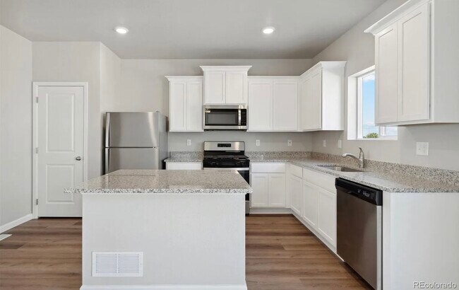 Cocina - 7330 Green River Ave