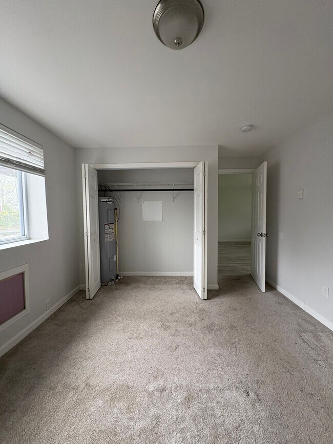 Foto del edificio - 129 Cosey Beach Ave