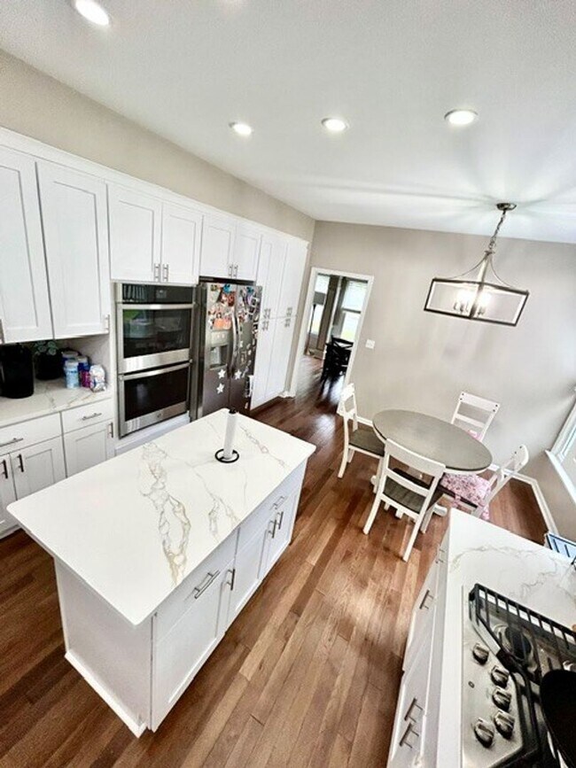 Foto del edificio - CHARMING HOME IN HIGHLY SOUGHT AFTER NEIGHBORHOOD.