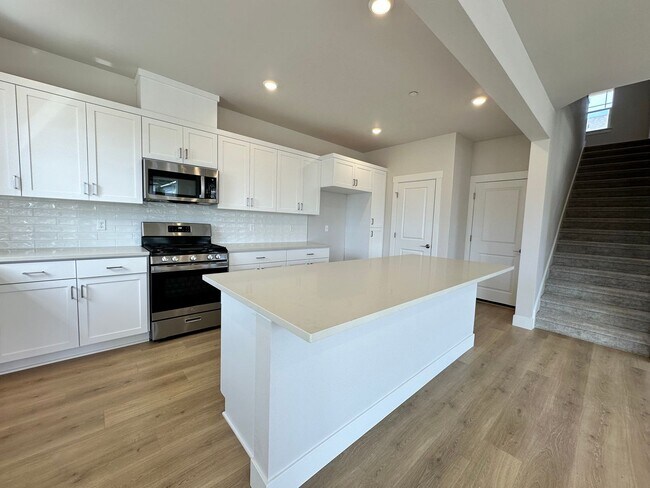 Building Photo - Brand New 5 Bedroom Home in Bull Mountain ...