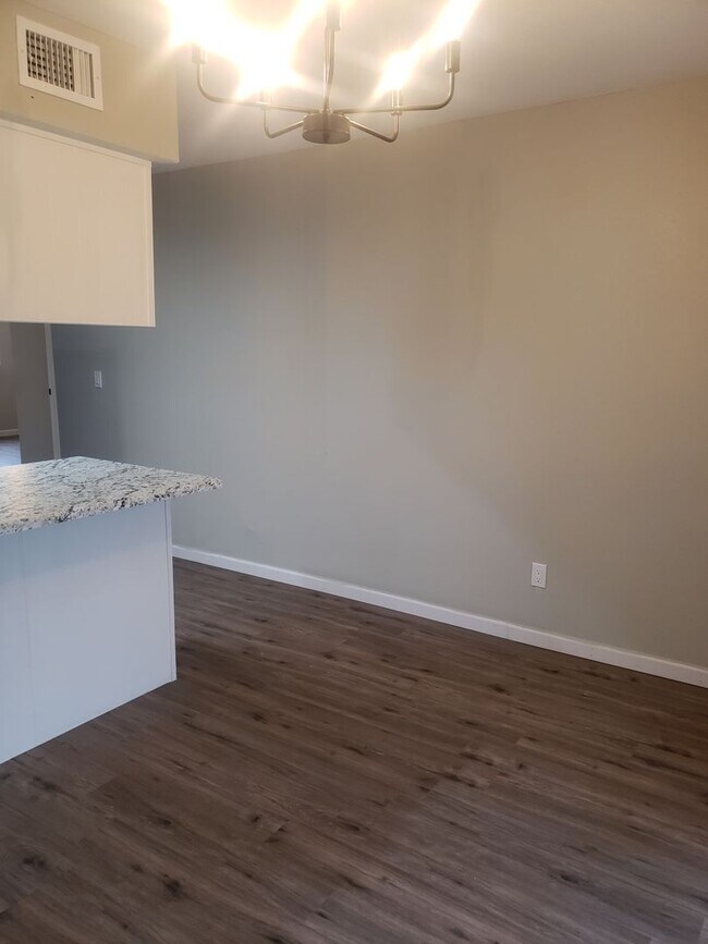 Foto del edificio - Renovated 2 bed / 1 bath with washer/dryer...